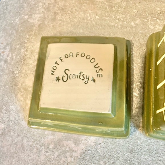 RETIRED 2010 SCENTSY HOLIDAY WARMER
"TANNENBAUM" - CHRISTMAS TREES - Like new - Picture 4 of 6